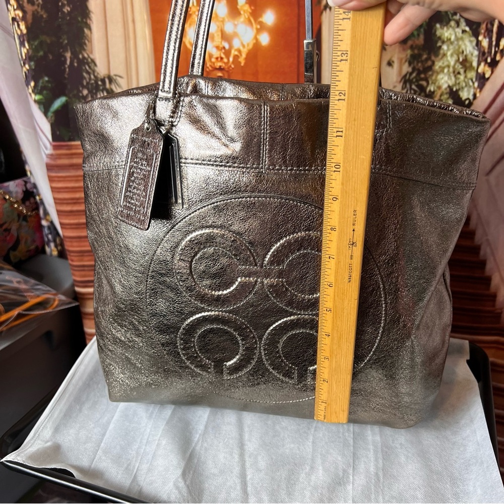 Coach Julia Perry Op Art tote bag in bronze metallic leather. Beautiful 🤩 - Picture 9 of 13